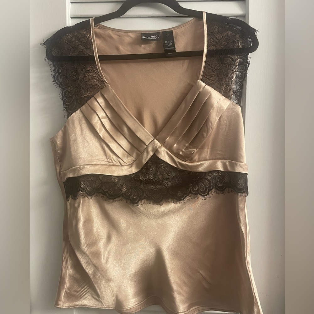 Bisou Bisou 90s Y2K Gold Lame Sleeveless Blouse w/Black Lace Accents Size 12.